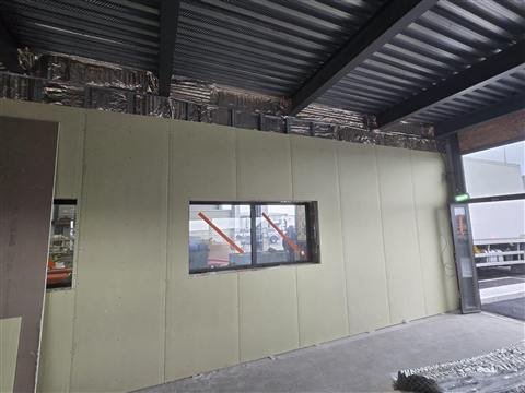 Mur doublé et vitrage donnant sur l’entrepôt — Léa Logistique second plateau à Rivesaltes, plaquiste ALVIT PLAQUISTE
