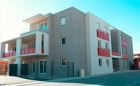 Un des deux bâtiments R+2, vu en angle — résidence de 19 logements sociaux à Pia, plaquiste ALVIT PLAQUISTE