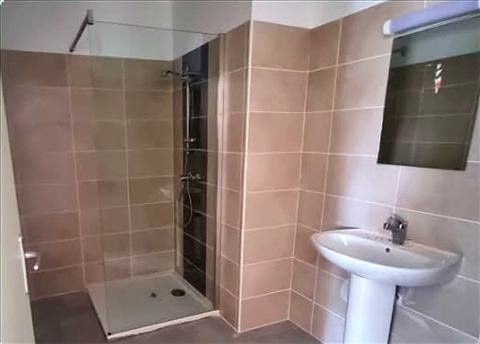 Salle d’eau livrée — résidence de 19 logements sociaux à Pia, plaquiste ALVIT PLAQUISTE
