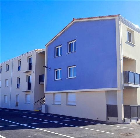 Le pignon coloré et l’escalier extérieur — résidence de 51 logements sociaux à Pia, plaquiste ALVIT PLAQUISTE