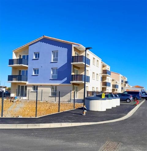 Le bâtiment R+2 et ses balcons — résidence de 51 logements sociaux à Pia, plaquiste ALVIT PLAQUISTE