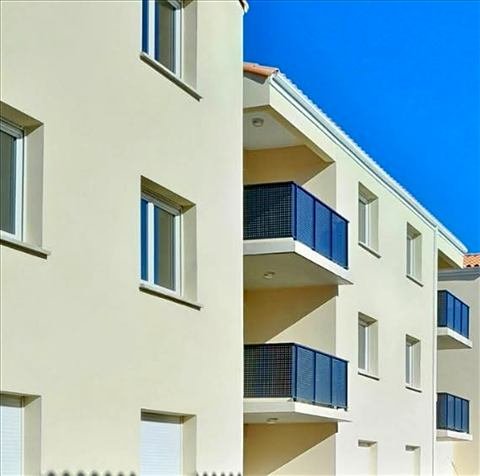 Les deux bâtiments vus depuis l’allée — résidence de 51 logements sociaux à Pia, plaquiste ALVIT PLAQUISTE