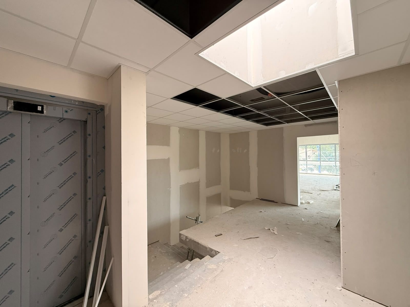 Programme mixte bureaux et commerces à Cabestany — chantier de plâtrerie ALVIT PLAQUISTE