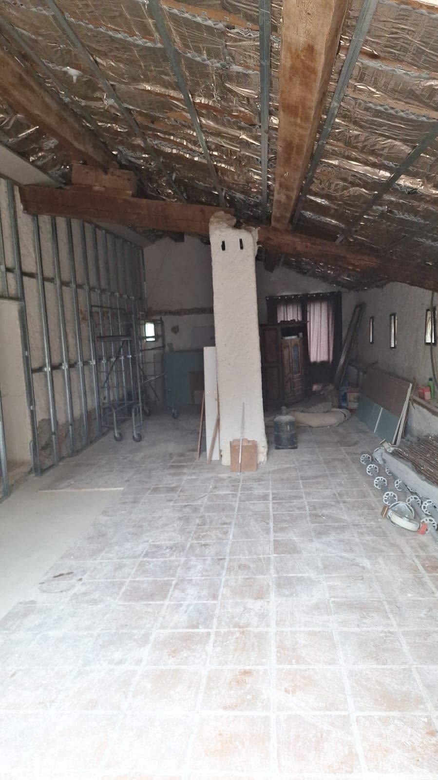 Avant : la grange, sa charpente apparente et ses murs de pierre — rénovation d’une grange à Fitou, plaquiste ALVIT PLAQUISTE