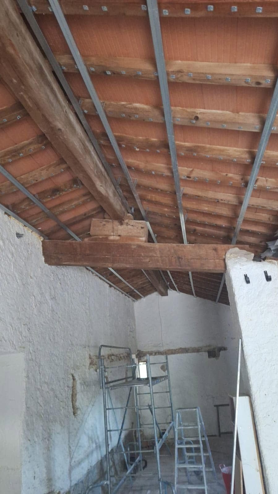 L’ossature métallique suspendue entre les poutres, charpente conservée — rénovation d’une grange à Fitou, plaquiste ALVIT PLAQUISTE