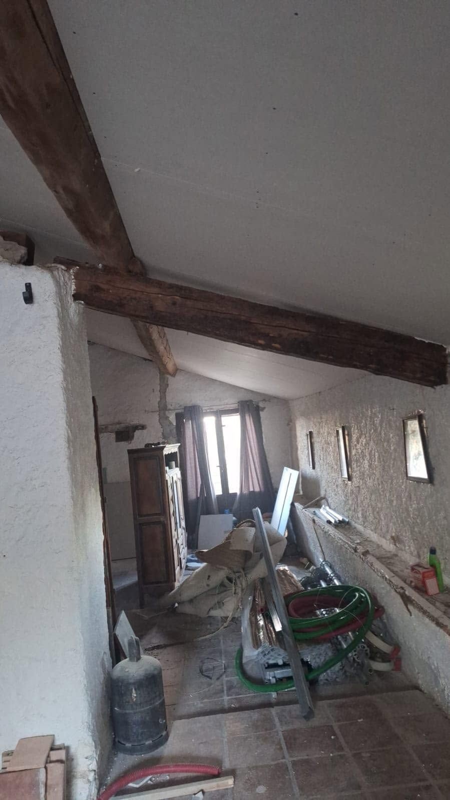 Les premiers plafonds fermés, la poutre laissée apparente — rénovation d’une grange à Fitou, plaquiste ALVIT PLAQUISTE