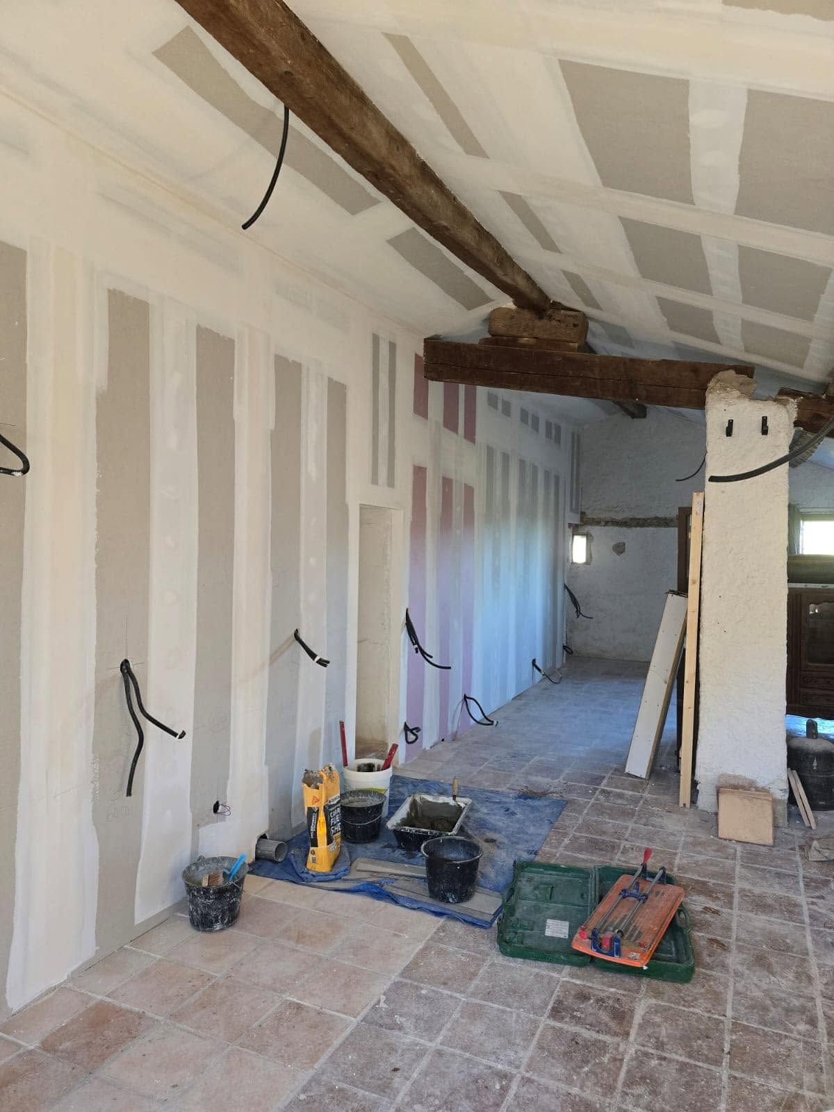 Doublages jointés composés avec une charpente non rectiligne — rénovation d’une grange à Fitou, plaquiste ALVIT PLAQUISTE