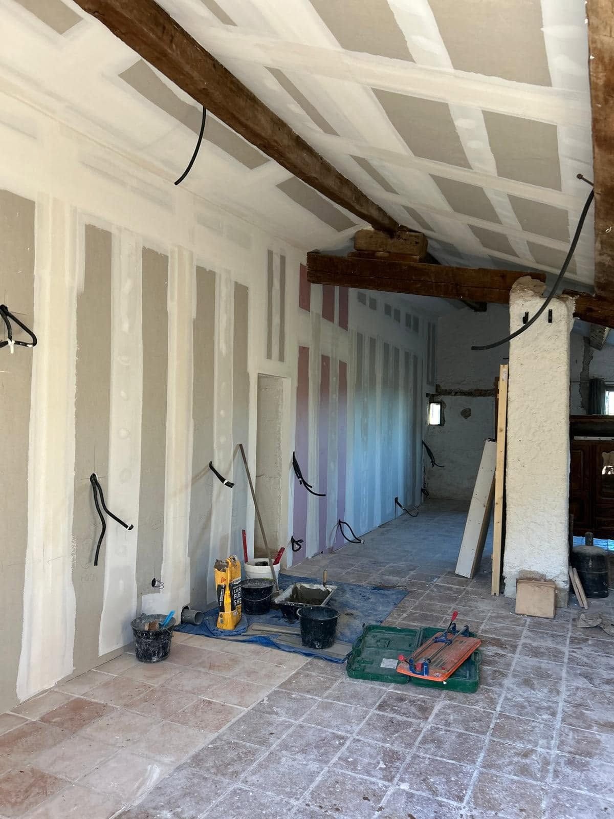 La pièce sous un autre angle, pilier de pierre conservé — rénovation d’une grange à Fitou, plaquiste ALVIT PLAQUISTE