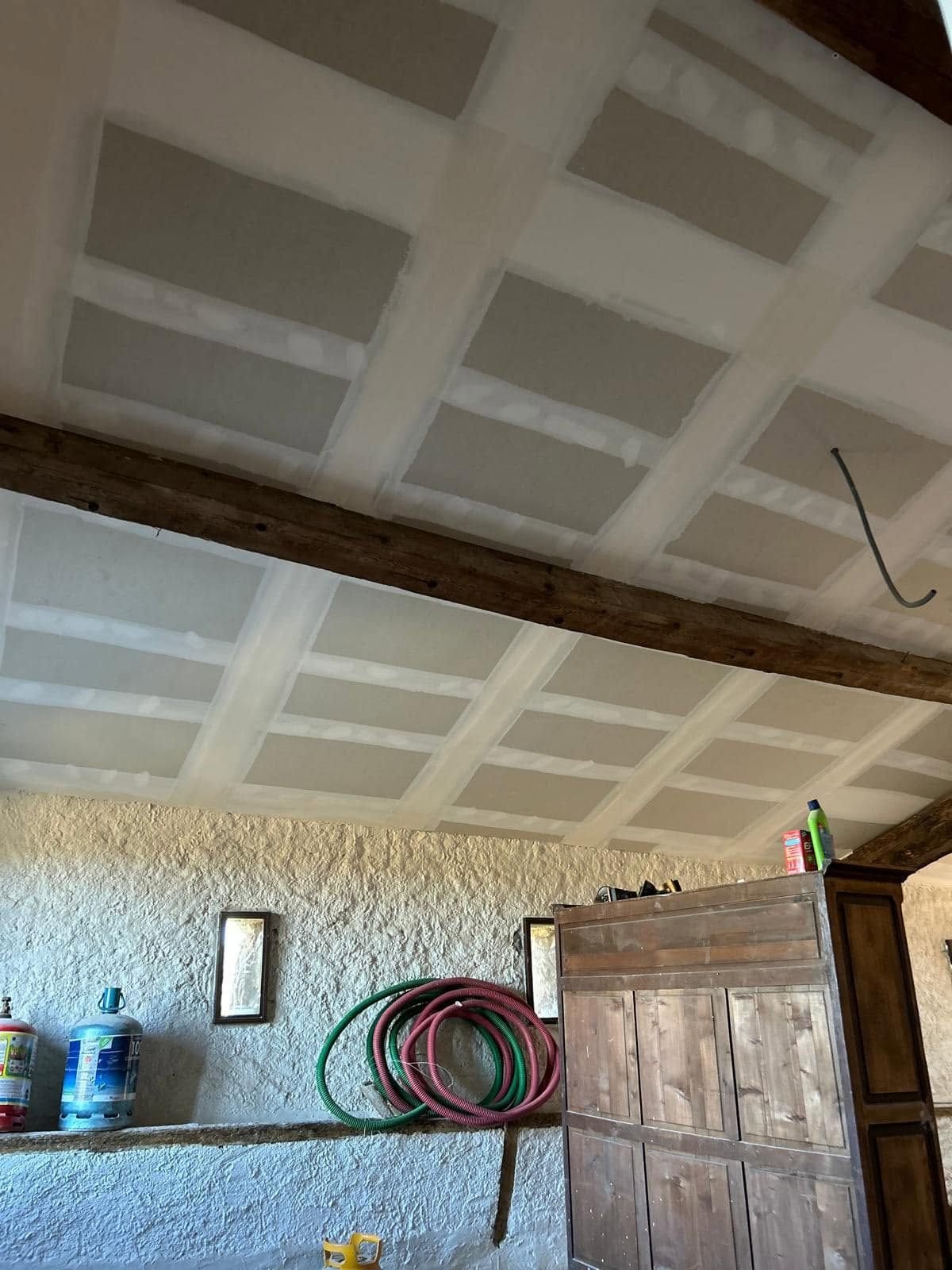 Plafond jointé entre les poutres, raccord tiré à fleur du bois — rénovation d’une grange à Fitou, plaquiste ALVIT PLAQUISTE
