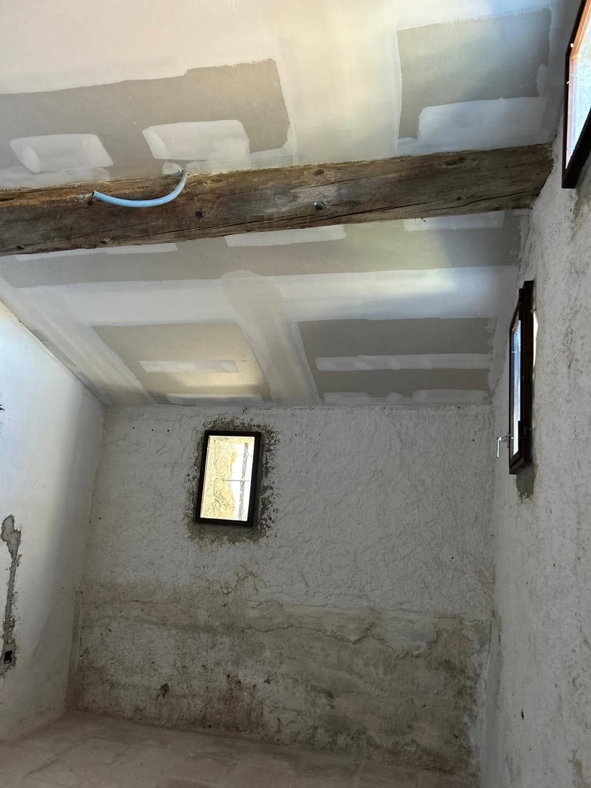 Chambre : plafond en plaques entre les poutres d’origine — rénovation d’une grange à Fitou, plaquiste ALVIT PLAQUISTE