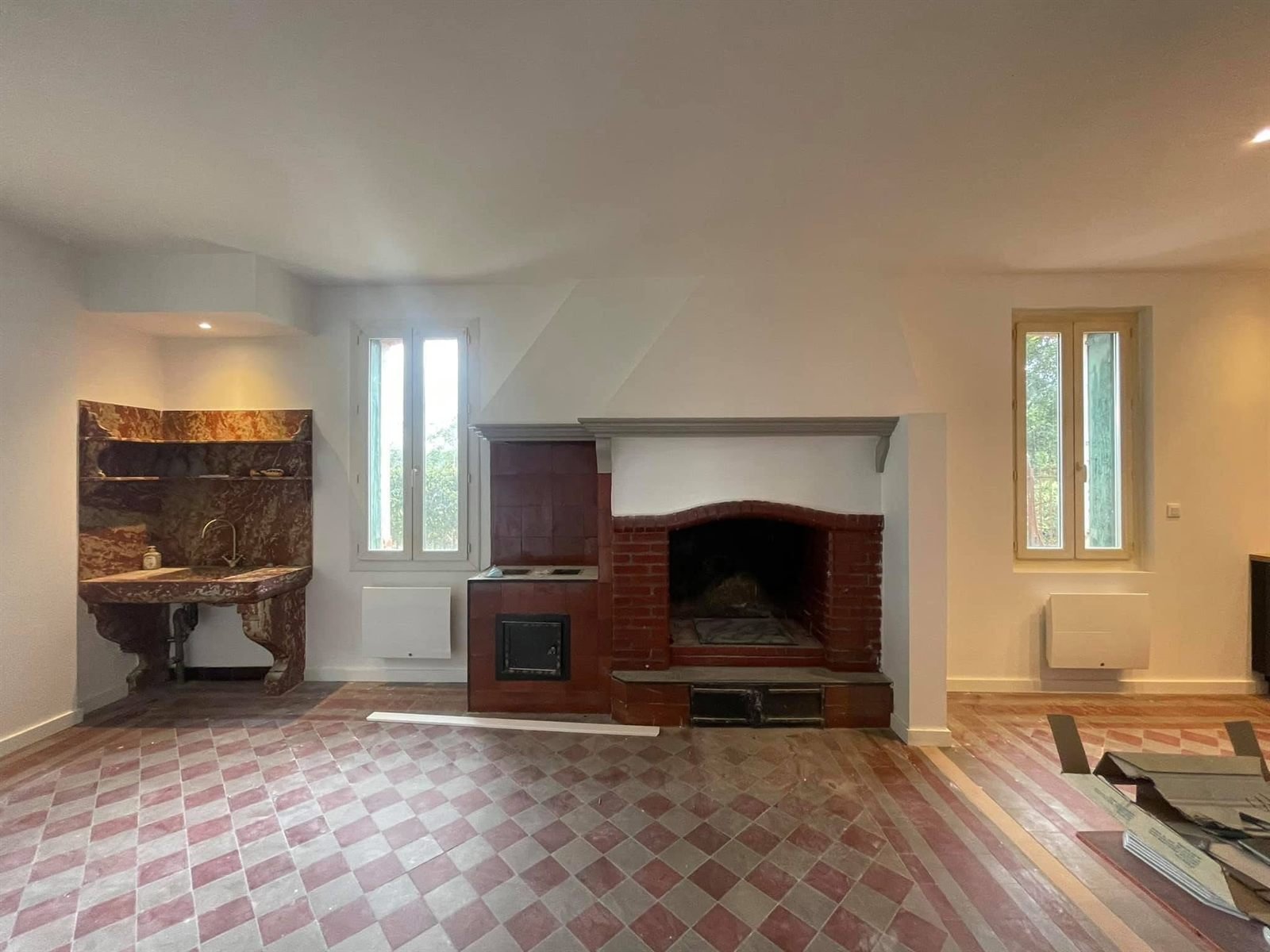 Après : la pièce terminée, évier de marbre et cheminée remis en valeur — maison de maître à Céret, plaquiste ALVIT PLAQUISTE