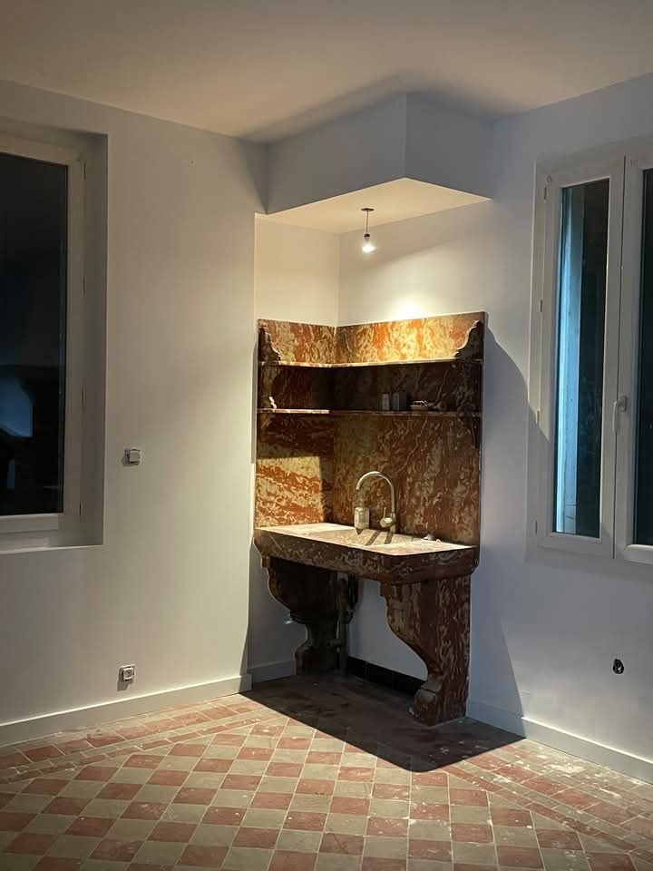 Après : l’évier de marbre dans sa niche, encadré d’un plâtre net — maison de maître à Céret, plaquiste ALVIT PLAQUISTE
