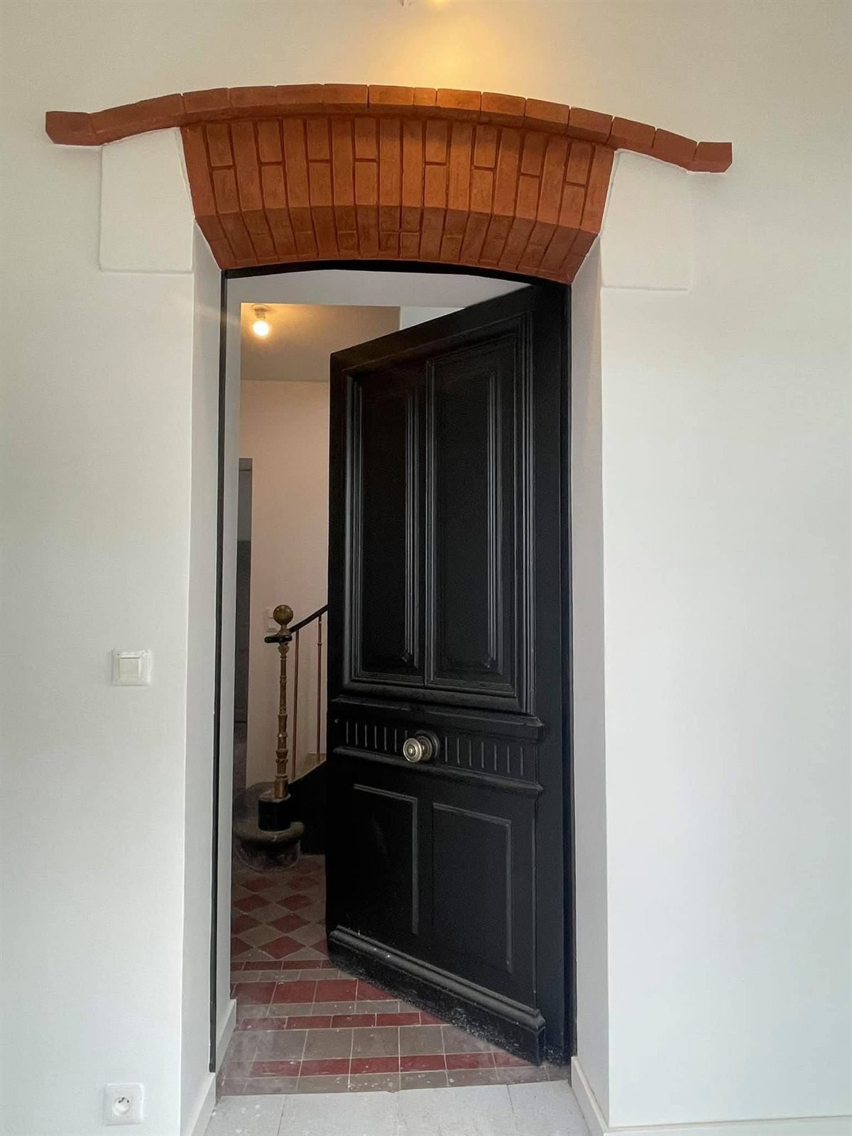 Après : l’arc de brique conservé au-dessus de la porte ancienne — maison de maître à Céret, plaquiste ALVIT PLAQUISTE
