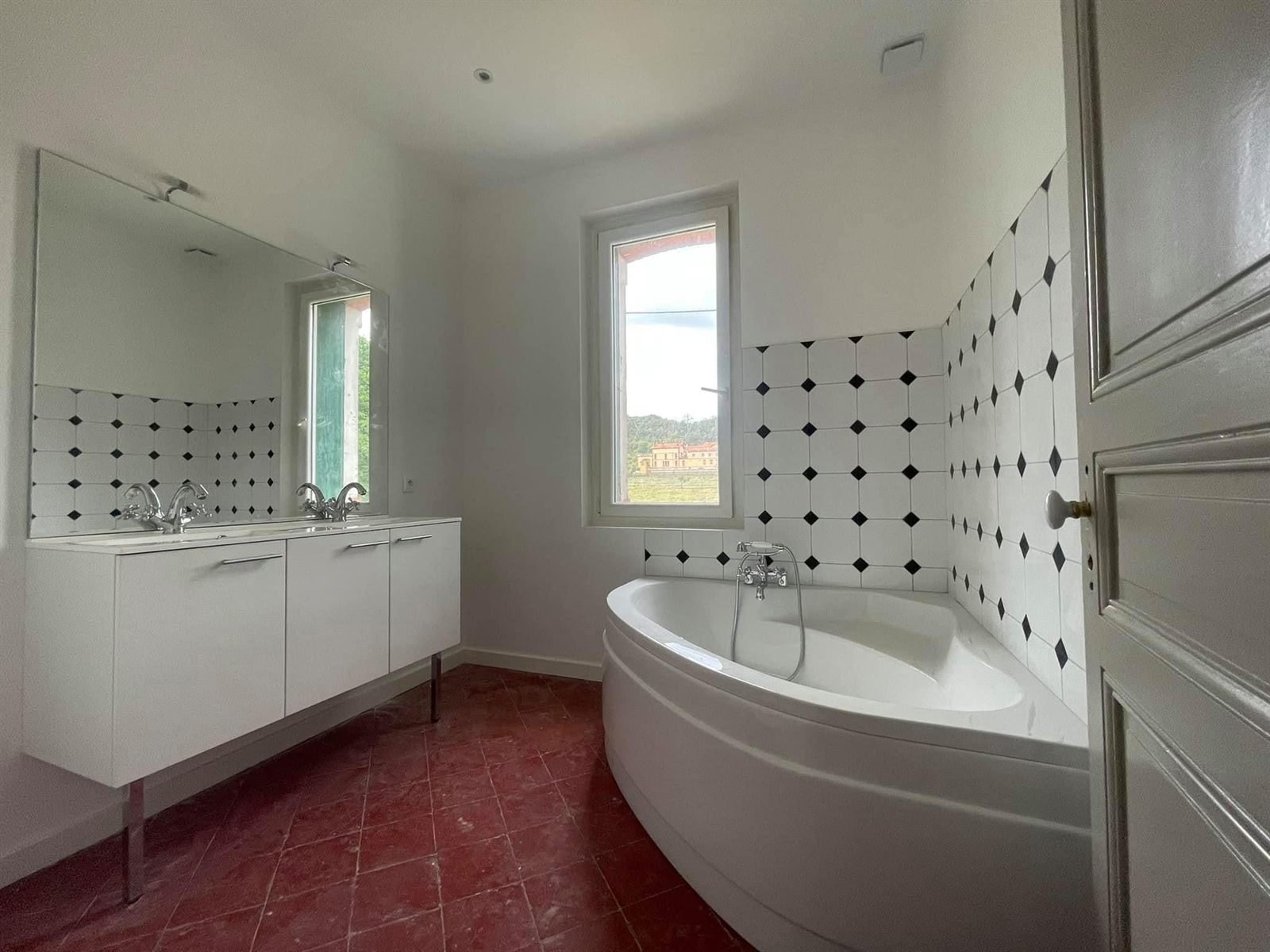 Après : la salle de bain terminée — maison de maître à Céret, plaquiste ALVIT PLAQUISTE