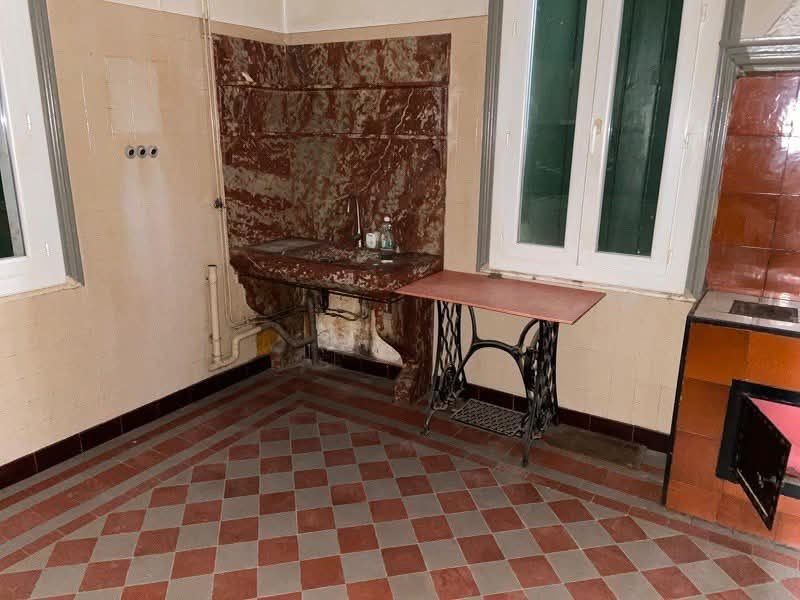 Avant : l’évier de marbre d’époque, encrassé mais intact — maison de maître à Céret, plaquiste ALVIT PLAQUISTE