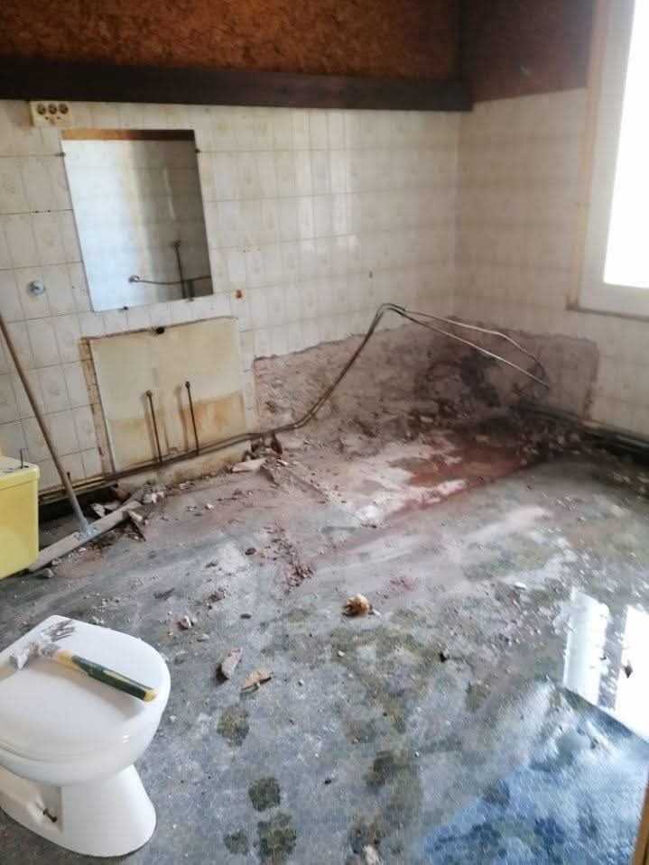 Avant : la salle de bain déposée — maison de maître à Céret, plaquiste ALVIT PLAQUISTE