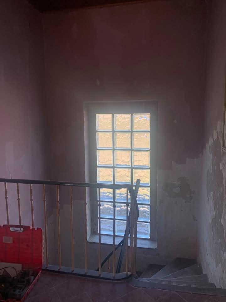 Avant : la cage d’escalier, plâtres décapés — maison de maître à Céret, plaquiste ALVIT PLAQUISTE