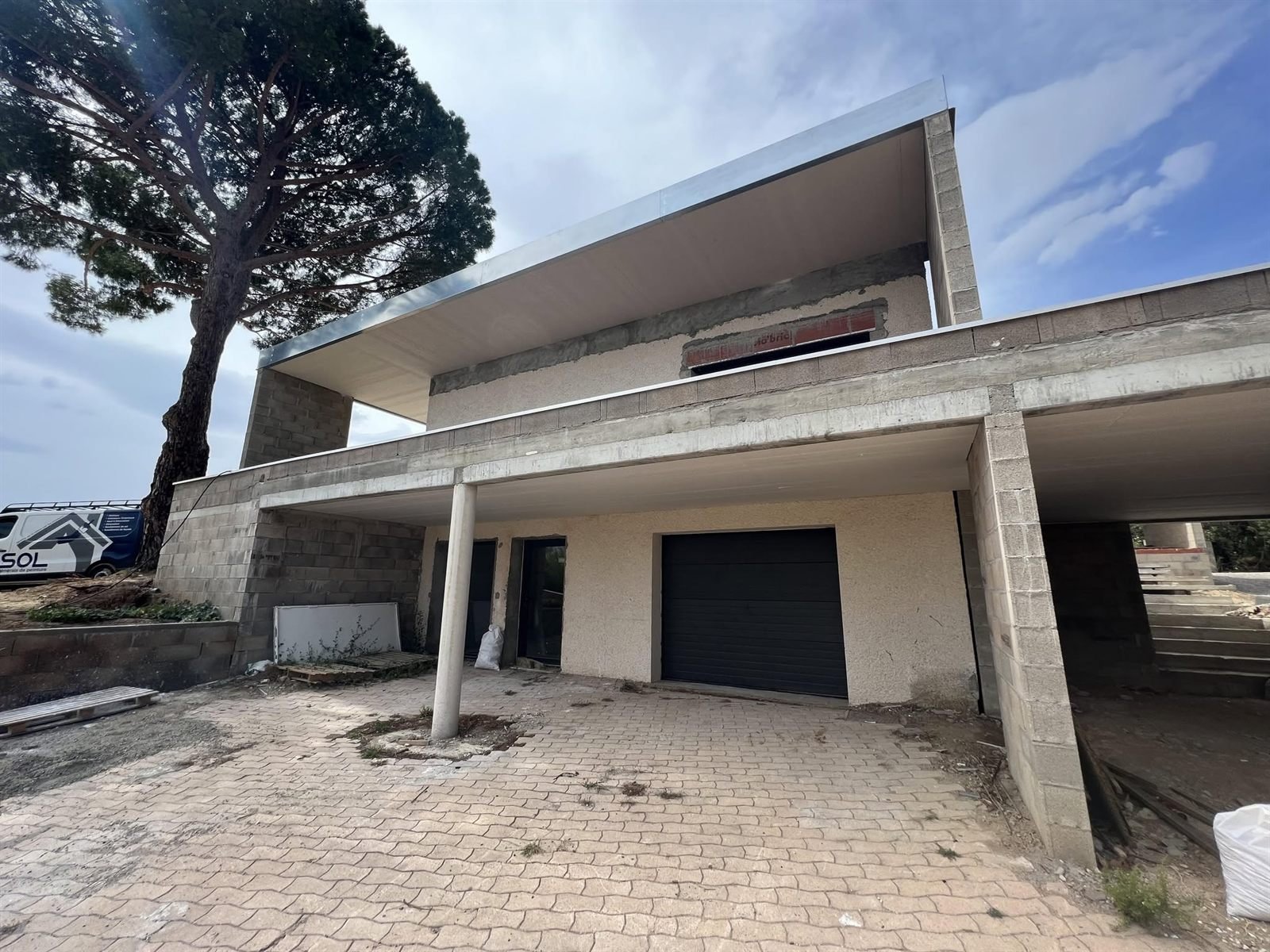 La villa et ses plafonds extérieurs sous débords de toiture — rénovation d’une villa d’architecte à Perpignan, plaquiste ALVIT PLAQUISTE