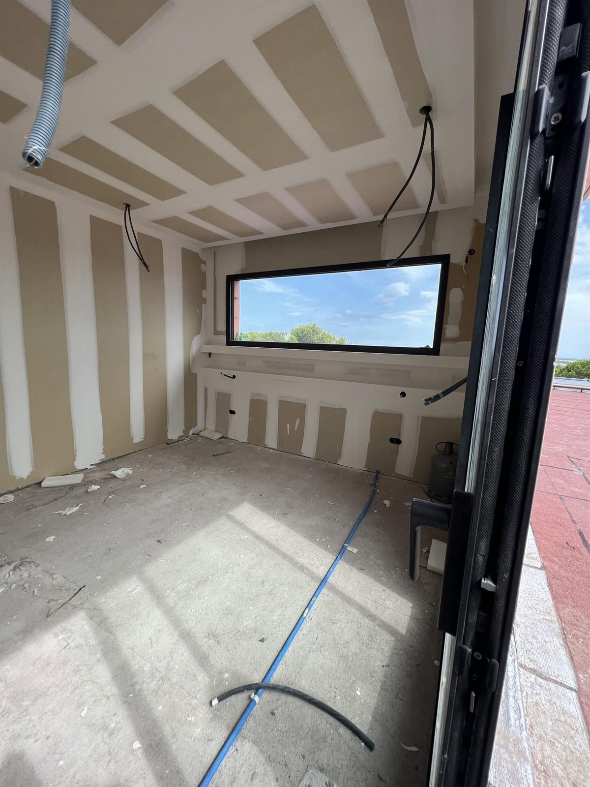 Chambre ouvrant sur la terrasse, corniche filante — rénovation d’une villa d’architecte à Perpignan, plaquiste ALVIT PLAQUISTE