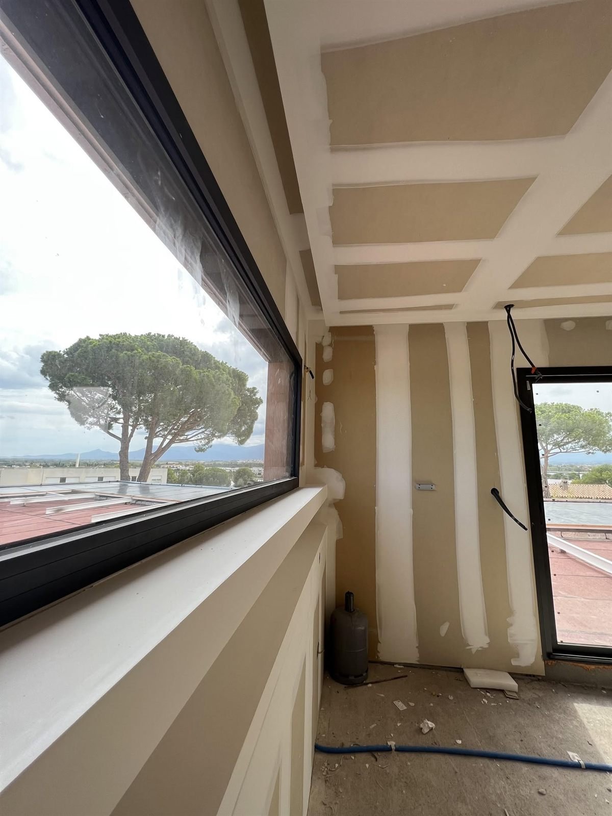 Pièce d’angle à deux baies, tablette en plaques — rénovation d’une villa d’architecte à Perpignan, plaquiste ALVIT PLAQUISTE