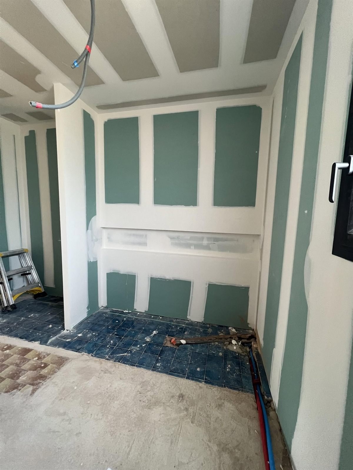 Niche réservée et plaques hydrofuges avant carrelage — rénovation d’une villa d’architecte à Perpignan, plaquiste ALVIT PLAQUISTE