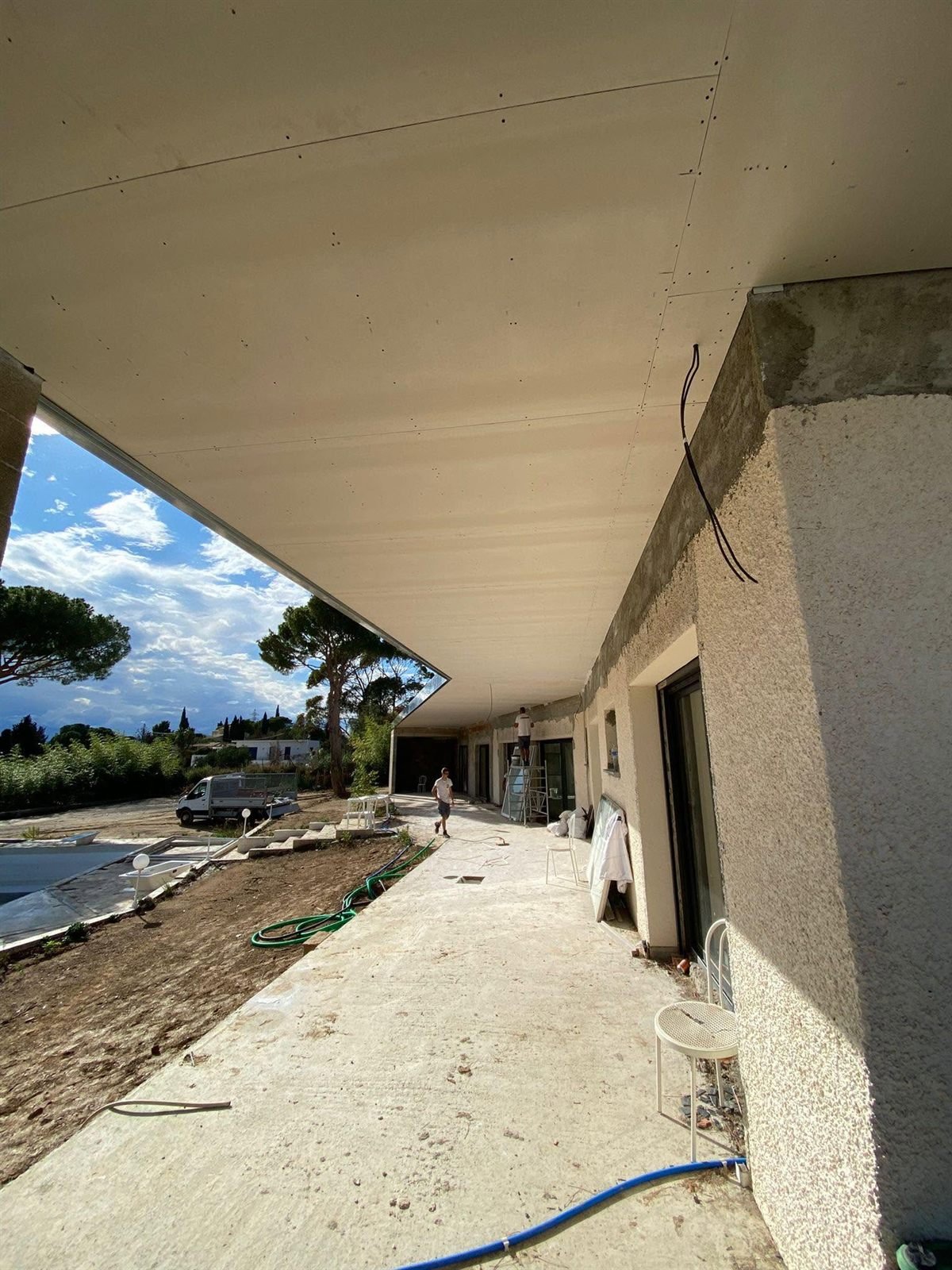 Le plafond extérieur courant le long de la terrasse, côté piscine — rénovation d’une villa d’architecte à Perpignan, plaquiste ALVIT PLAQUISTE