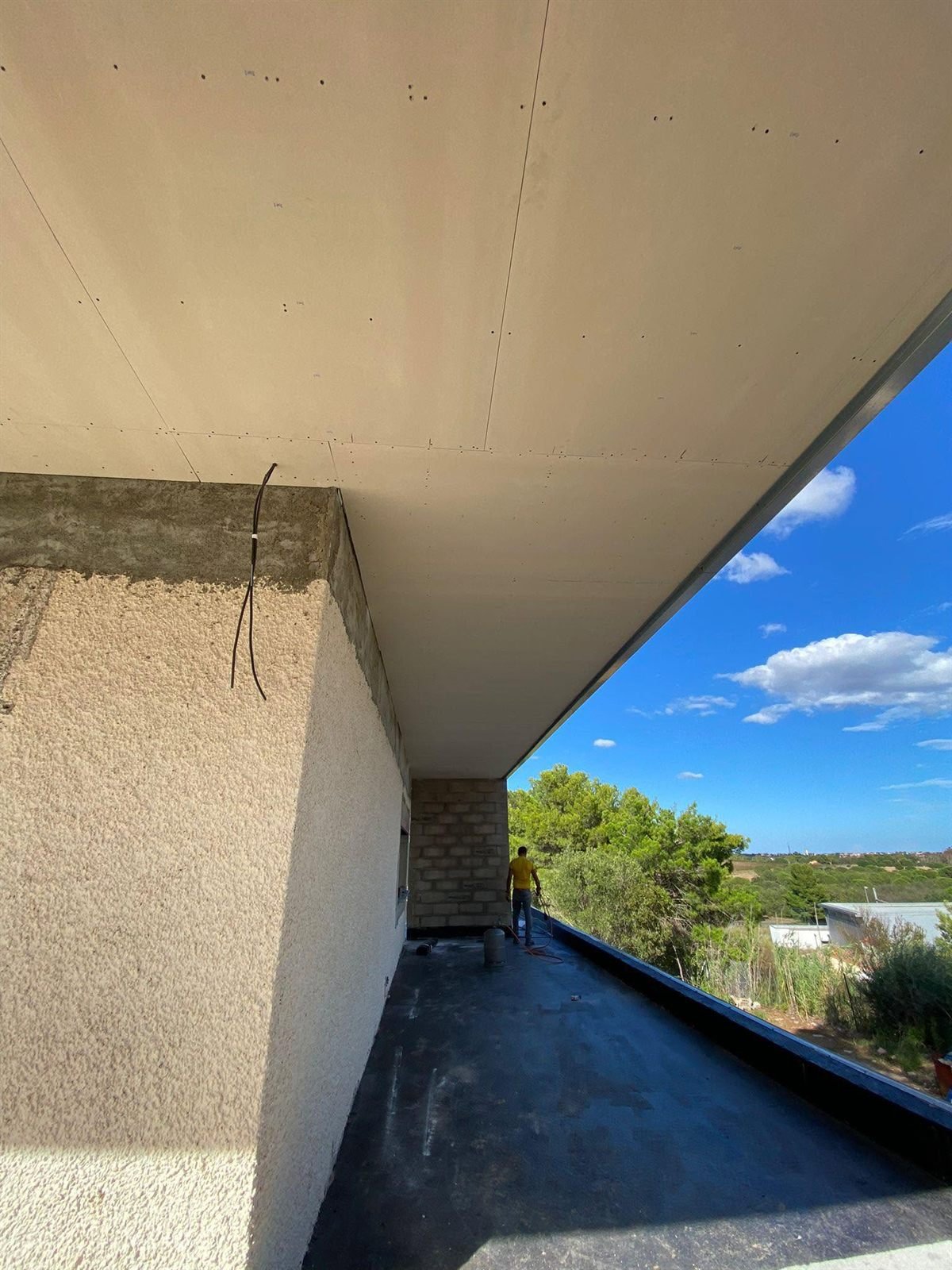 Le débord de toiture habillé en plaques Hydroproof — rénovation d’une villa d’architecte à Perpignan, plaquiste ALVIT PLAQUISTE