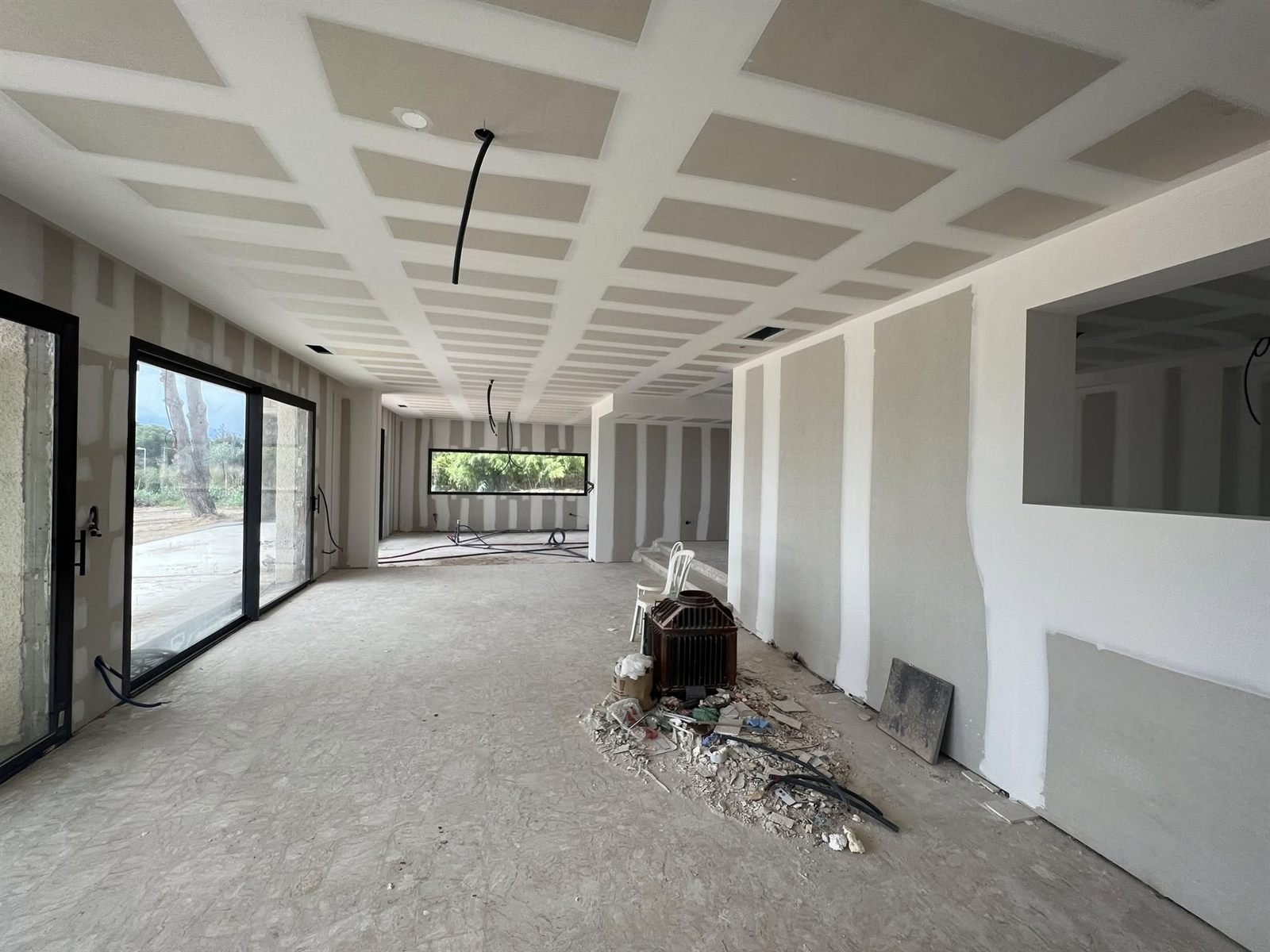 La pièce de vie et son plafond à caissons jointé — rénovation d’une villa d’architecte à Perpignan, plaquiste ALVIT PLAQUISTE