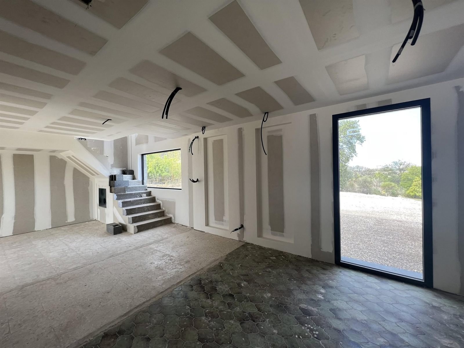 Le séjour, l’escalier et la grande baie — rénovation d’une villa d’architecte à Perpignan, plaquiste ALVIT PLAQUISTE
