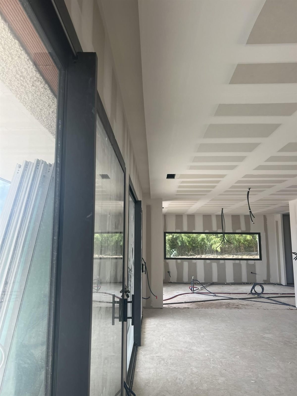 Baie coulissante toute hauteur et retombée de plafond — rénovation d’une villa d’architecte à Perpignan, plaquiste ALVIT PLAQUISTE