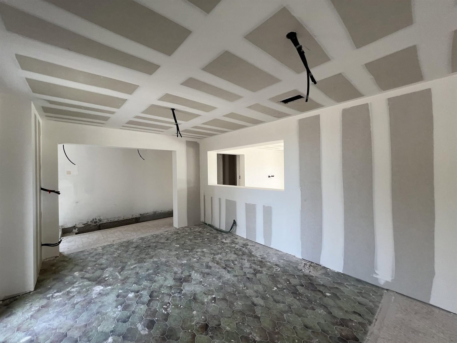 Ouverture traitée en plaques entre deux pièces — rénovation d’une villa d’architecte à Perpignan, plaquiste ALVIT PLAQUISTE