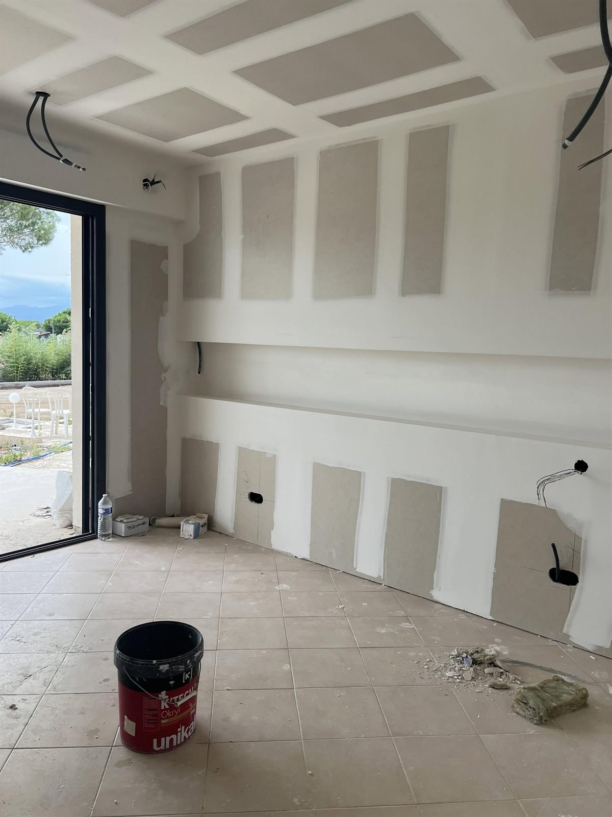 Corniche pour bandeau LED courant sur toute la longueur du mur — rénovation d’une villa d’architecte à Perpignan, plaquiste ALVIT PLAQUISTE
