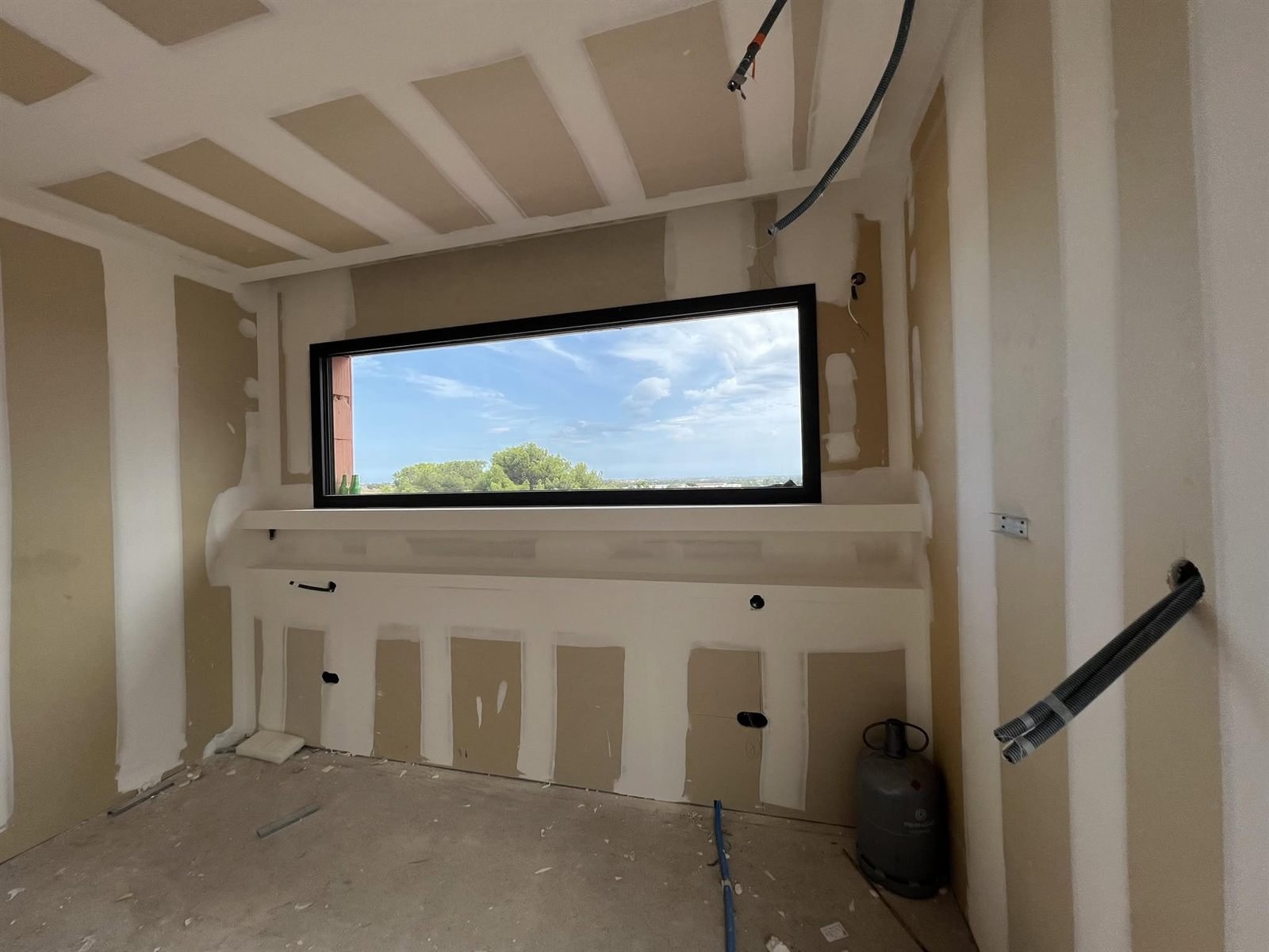 Chambre : corniche et fenêtre bandeau, lignes tenues — rénovation d’une villa d’architecte à Perpignan, plaquiste ALVIT PLAQUISTE