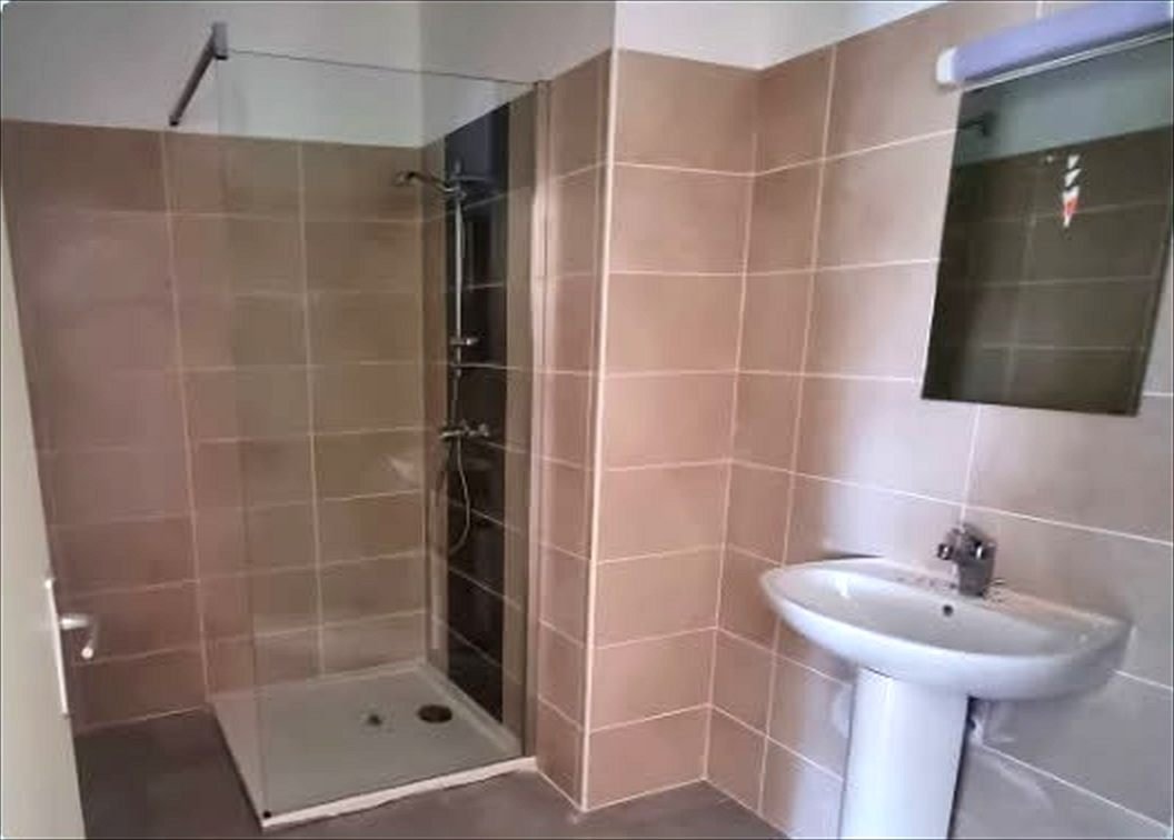 Salle d’eau livrée — résidence de 19 logements sociaux à Pia, plaquiste ALVIT PLAQUISTE