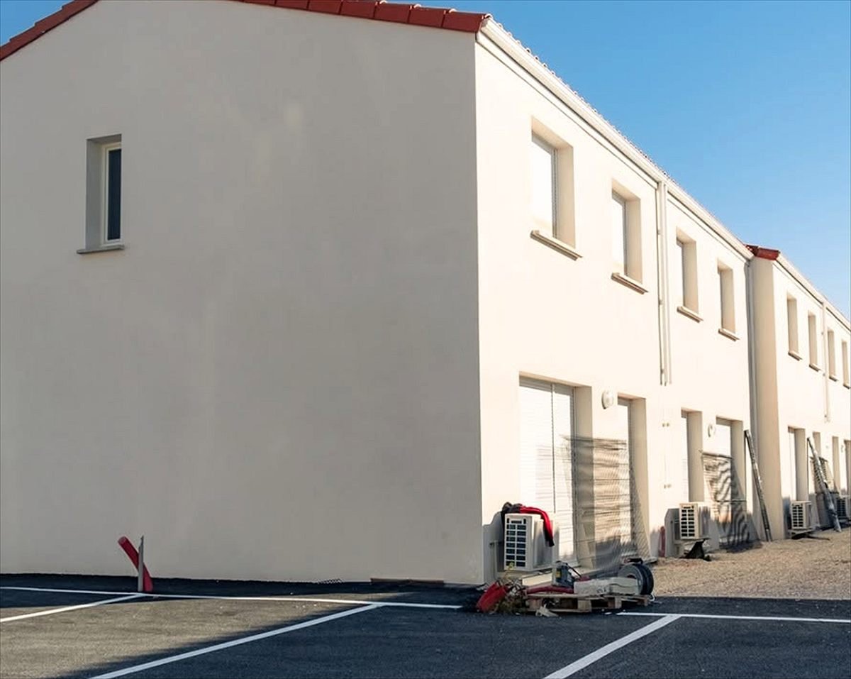Les maisons individuelles en R+1 — résidence de 35 logements sociaux à Pia, plaquiste ALVIT PLAQUISTE
