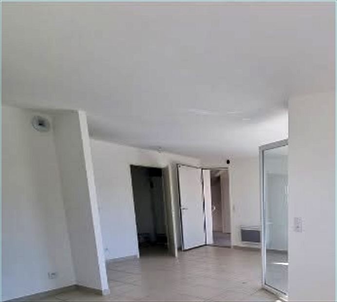Séjour et entrée de l’appartement — résidence de 35 logements sociaux à Pia, plaquiste ALVIT PLAQUISTE