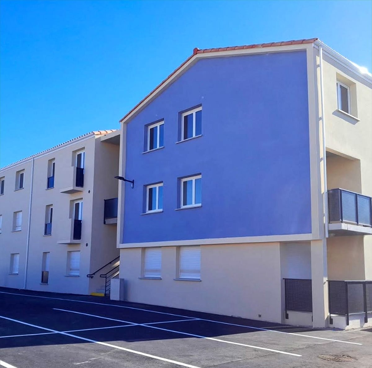 Le pignon coloré et l’escalier extérieur — résidence de 51 logements sociaux à Pia, plaquiste ALVIT PLAQUISTE
