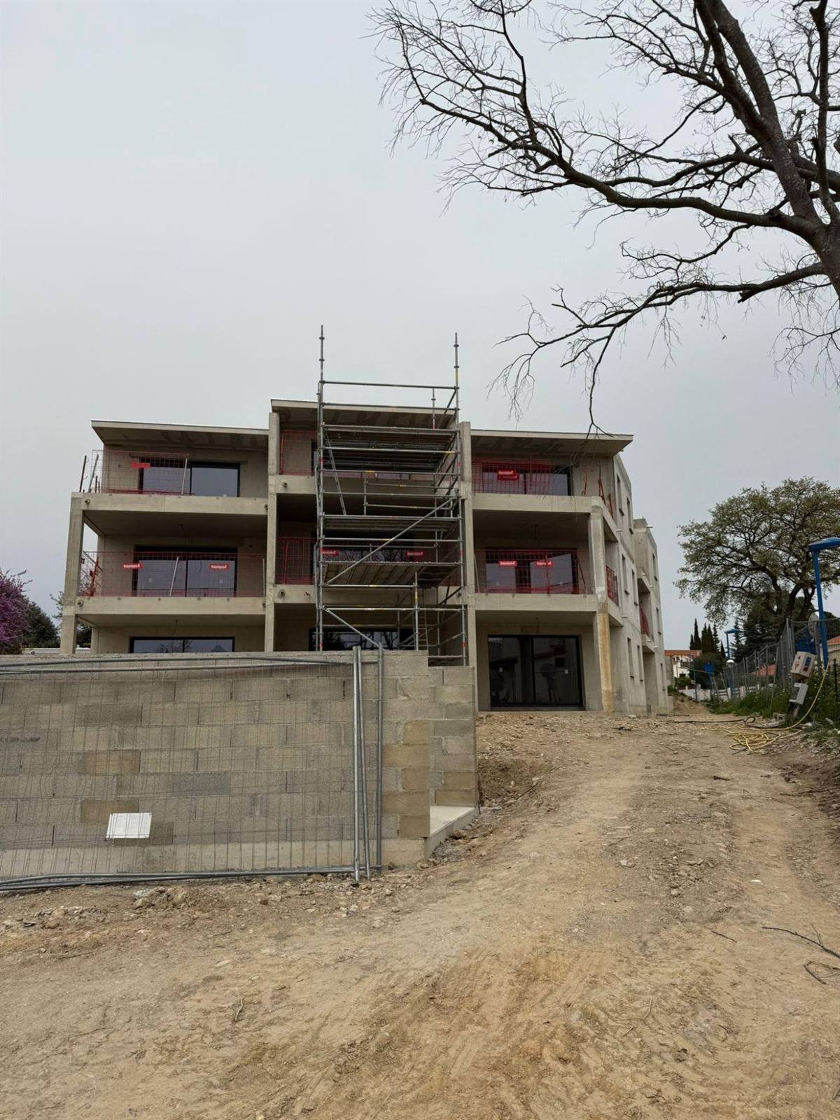 Le bâtiment en gros œuvre, avant notre intervention — résidence de 12 appartements à Argelès-sur-Mer, plaquiste ALVIT PLAQUISTE