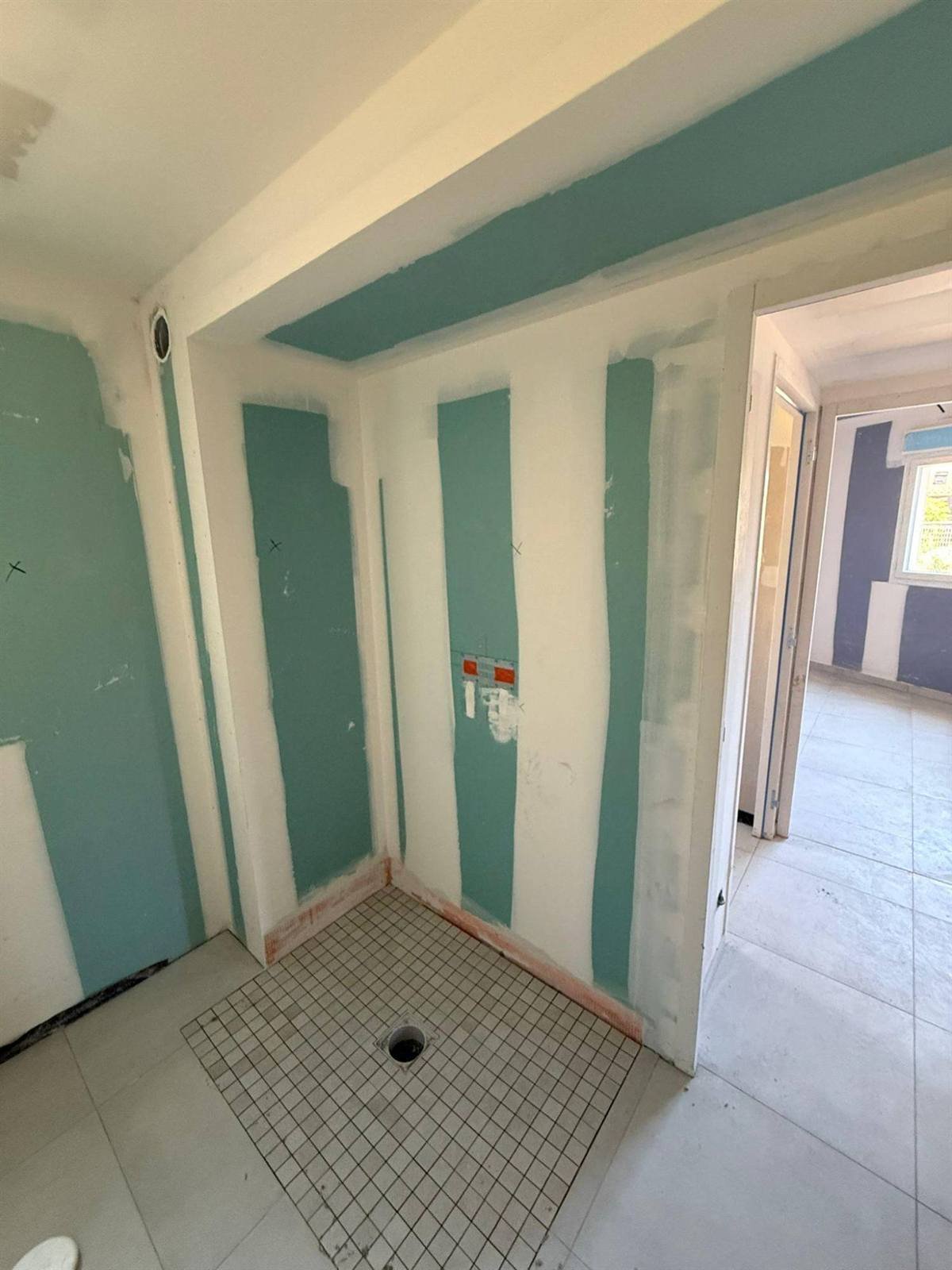 Douche à l’italienne : plaques hydrofuges murs et plafond — résidence de 12 appartements à Argelès-sur-Mer, plaquiste ALVIT PLAQUISTE