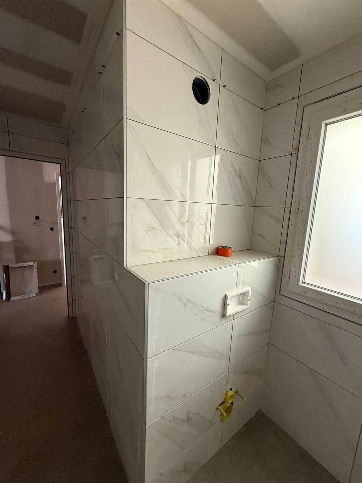 La même salle d’eau, faïence posée sur nos plaques — résidence de 12 appartements à Argelès-sur-Mer, plaquiste ALVIT PLAQUISTE