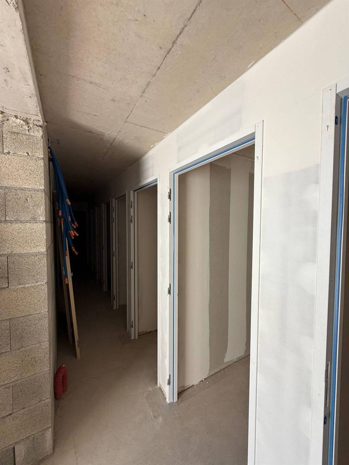 Circulation : cloisons posées et huisseries en place — résidence de 12 appartements à Argelès-sur-Mer, plaquiste ALVIT PLAQUISTE