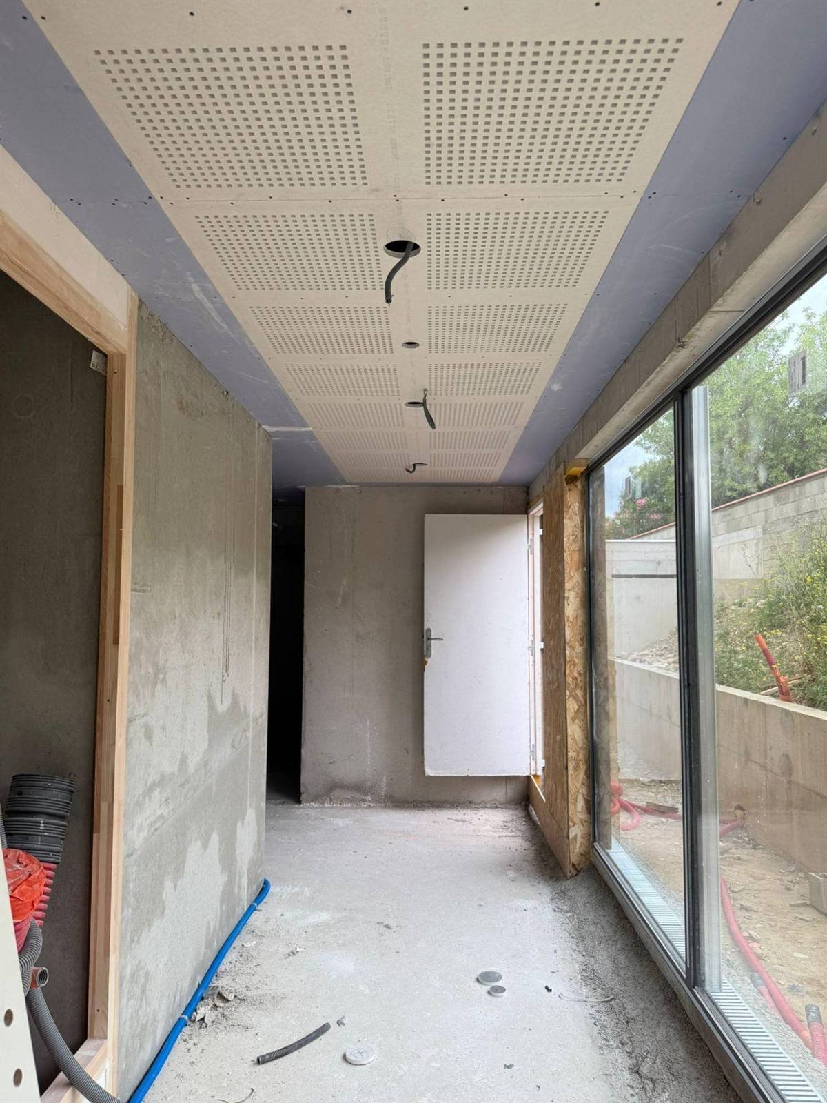 Plafond acoustique perforé dans les parties communes — résidence de 12 appartements à Argelès-sur-Mer, plaquiste ALVIT PLAQUISTE