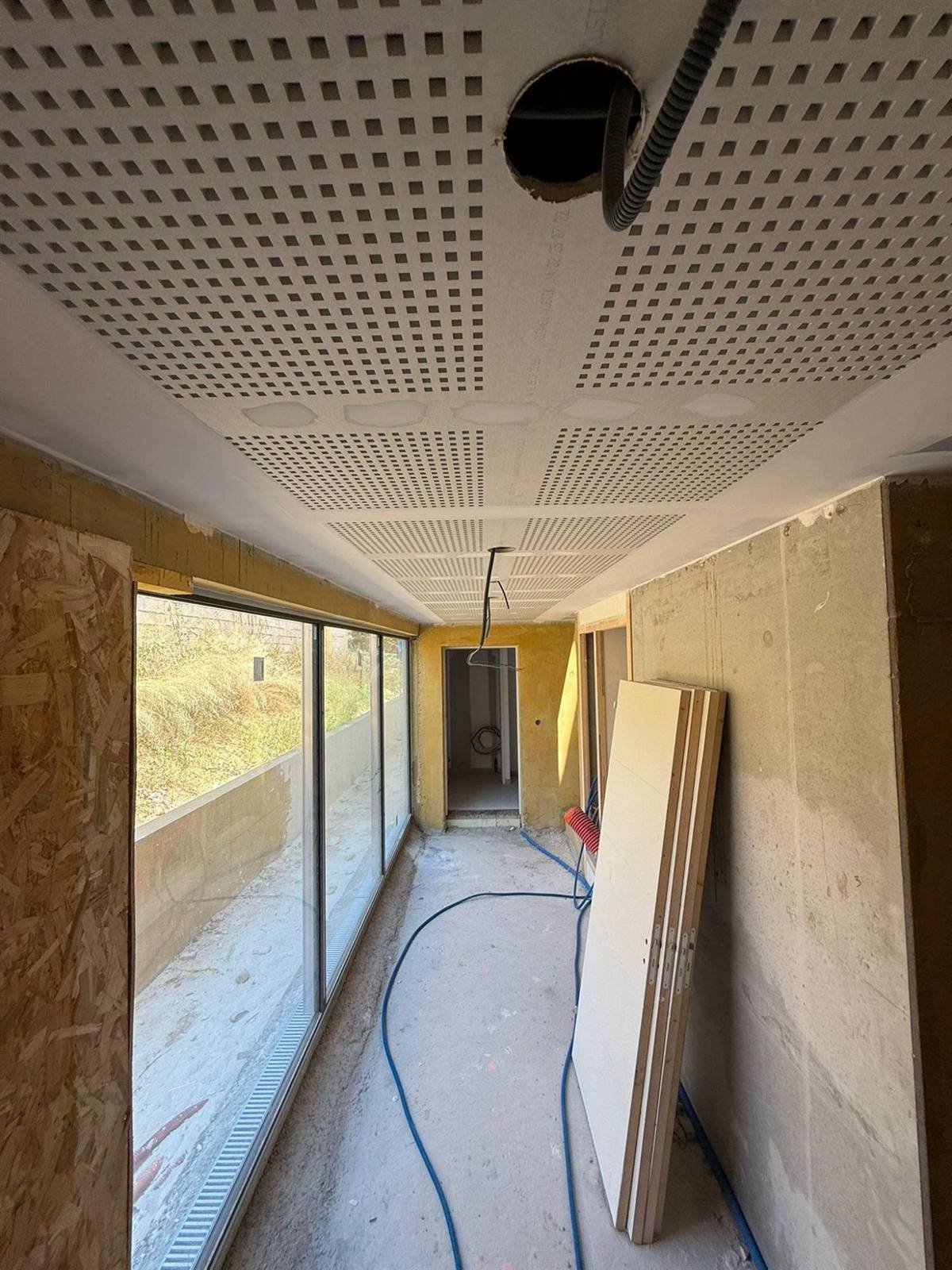 Circulation vitrée sous plafond acoustique — résidence de 12 appartements à Argelès-sur-Mer, plaquiste ALVIT PLAQUISTE