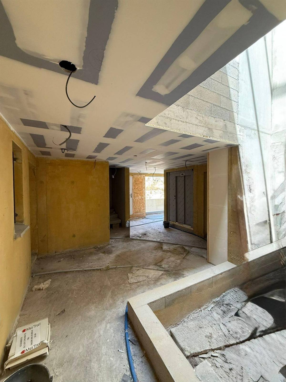 Hall d’entrée et palier d’ascenseur, plafond jointé — résidence de 12 appartements à Argelès-sur-Mer, plaquiste ALVIT PLAQUISTE