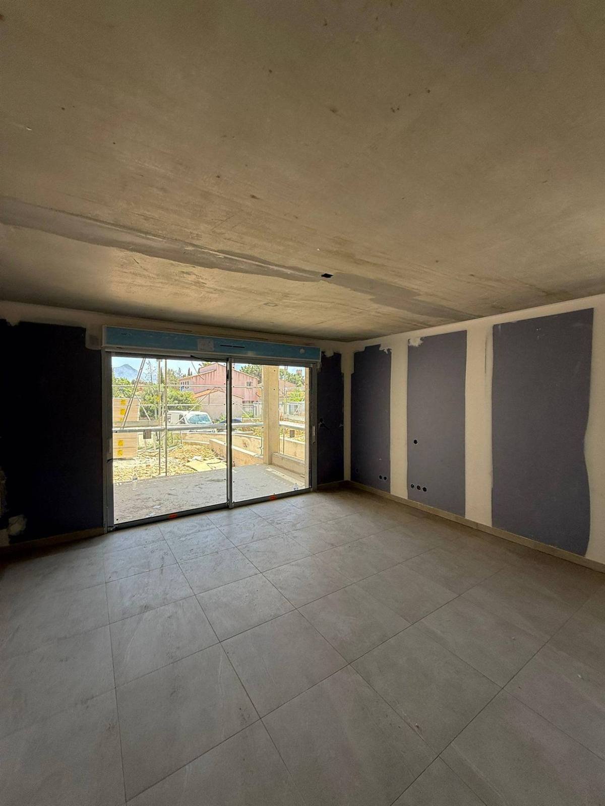Séjour : doublages en plaques acoustiques jointés — résidence de 12 appartements à Argelès-sur-Mer, plaquiste ALVIT PLAQUISTE