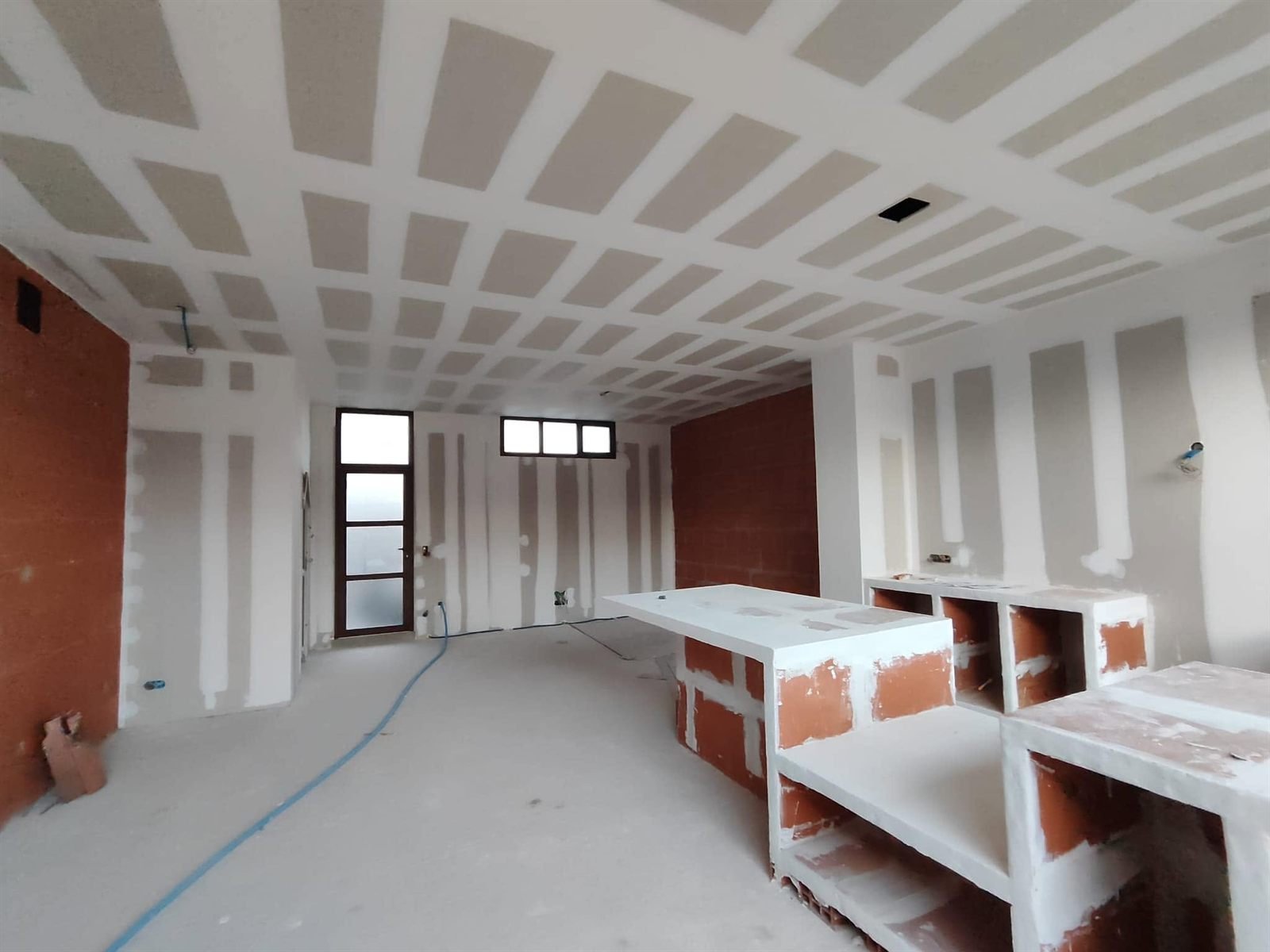 La cuisine sous un autre angle, plafond et cloisons jointés — villa d’architecte à Leucate, plaquiste ALVIT PLAQUISTE