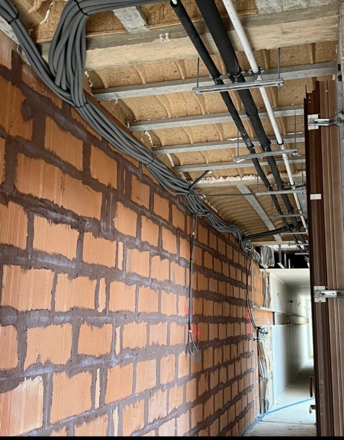 Avant : le mur brut et le plancher à hourdis, avant doublage — villa d’architecte à Leucate, plaquiste ALVIT PLAQUISTE