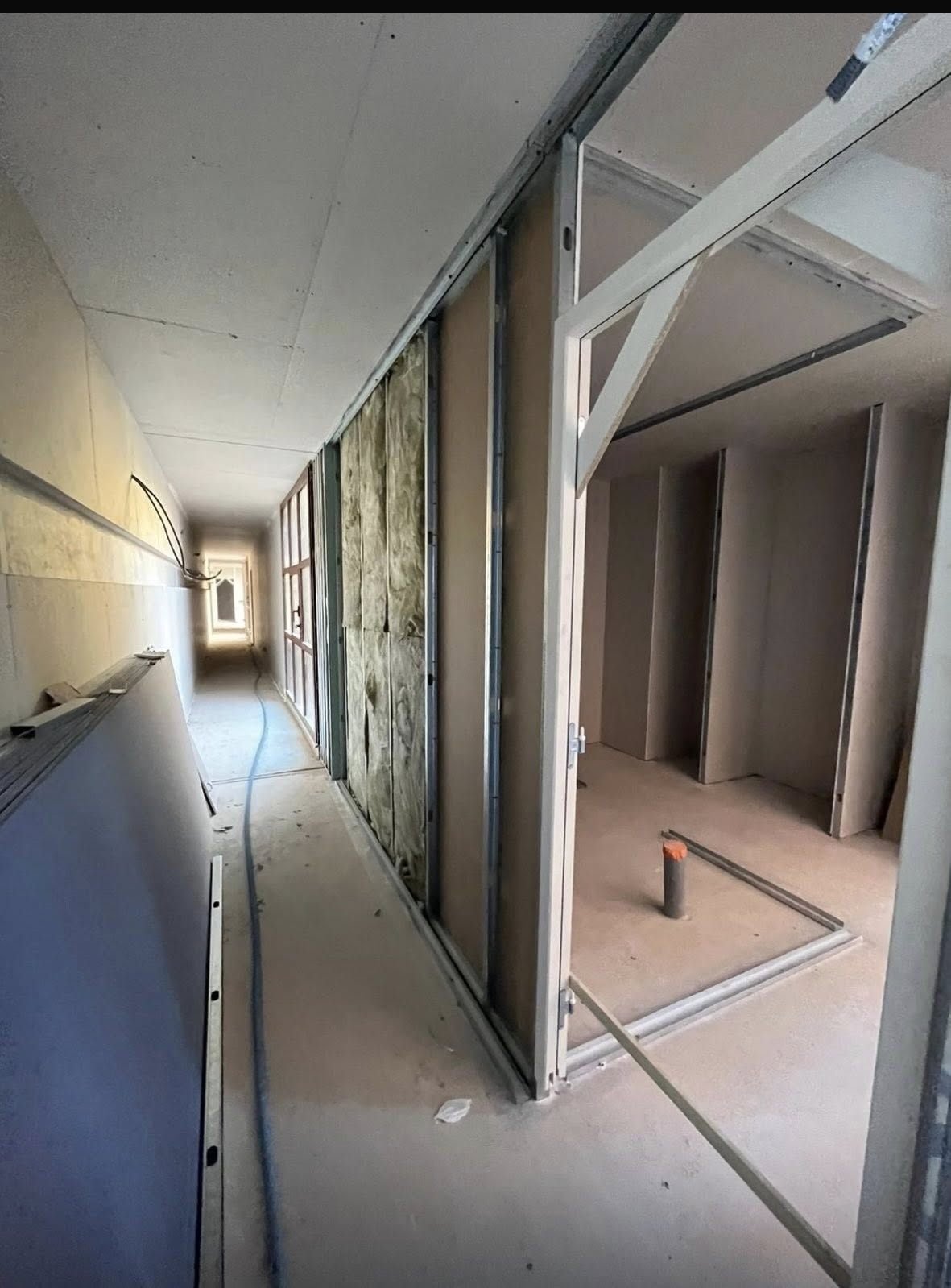 Ossature métallique et isolation en place avant fermeture — villa d’architecte à Leucate, plaquiste ALVIT PLAQUISTE