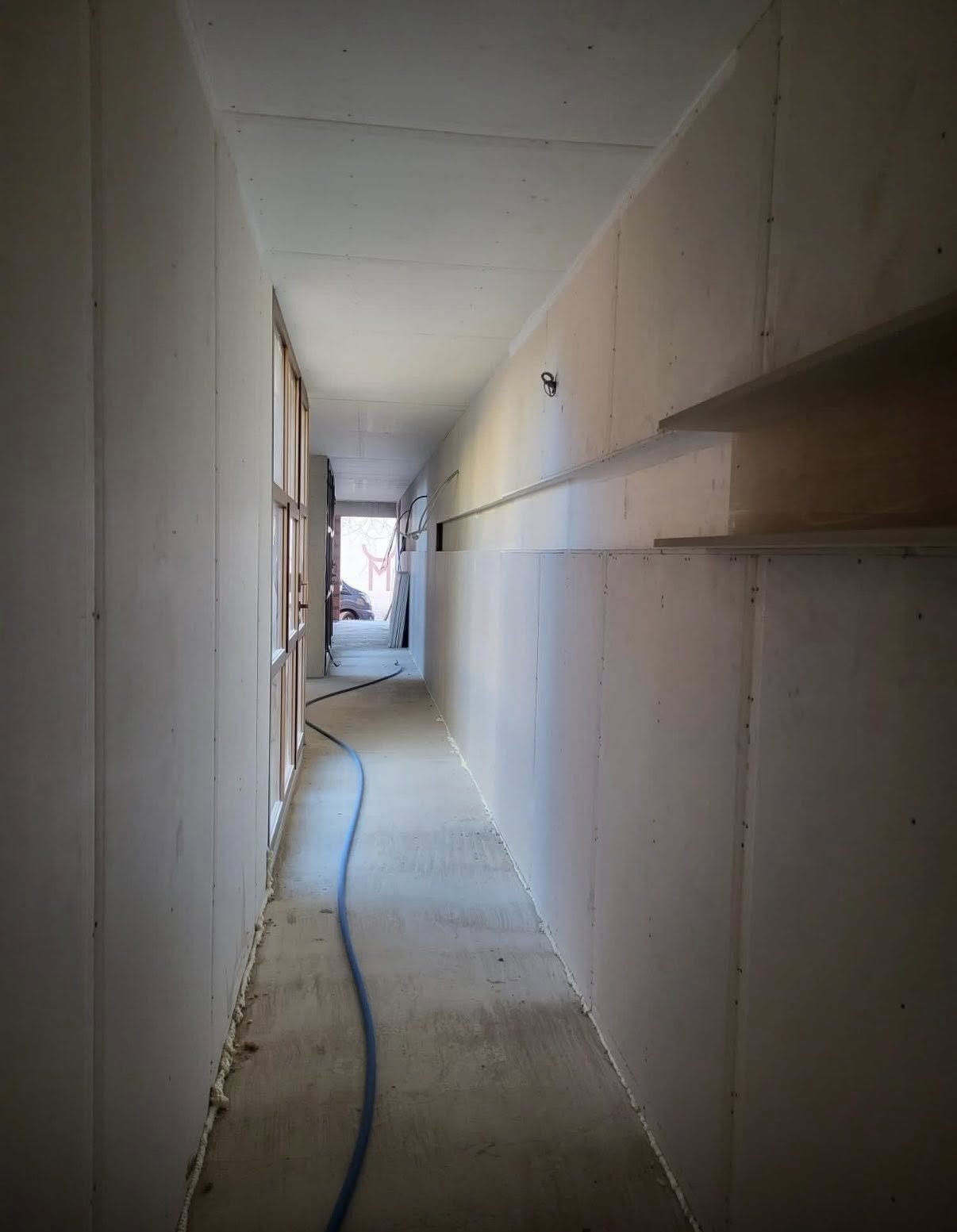 Le couloir jointé, la niche réglée d’un bout à l’autre — villa d’architecte à Leucate, plaquiste ALVIT PLAQUISTE