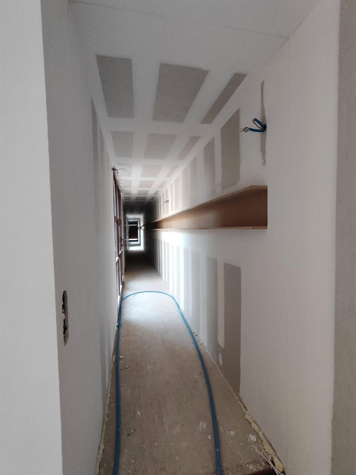 La niche en enfilade, lumière rasante sur le plafond jointé — villa d’architecte à Leucate, plaquiste ALVIT PLAQUISTE
